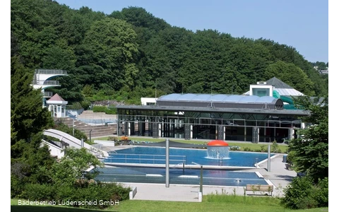 Becken im Außenbereich des Familienbades Nattenber