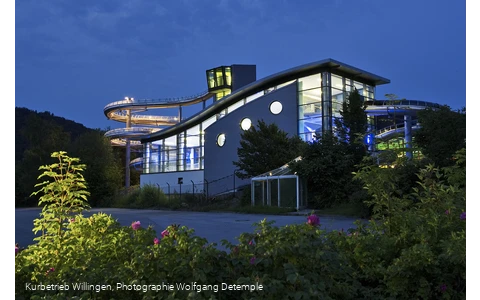 lagunenbad-rutschenturm-abends c) kurbetrieb-willingen.jpg