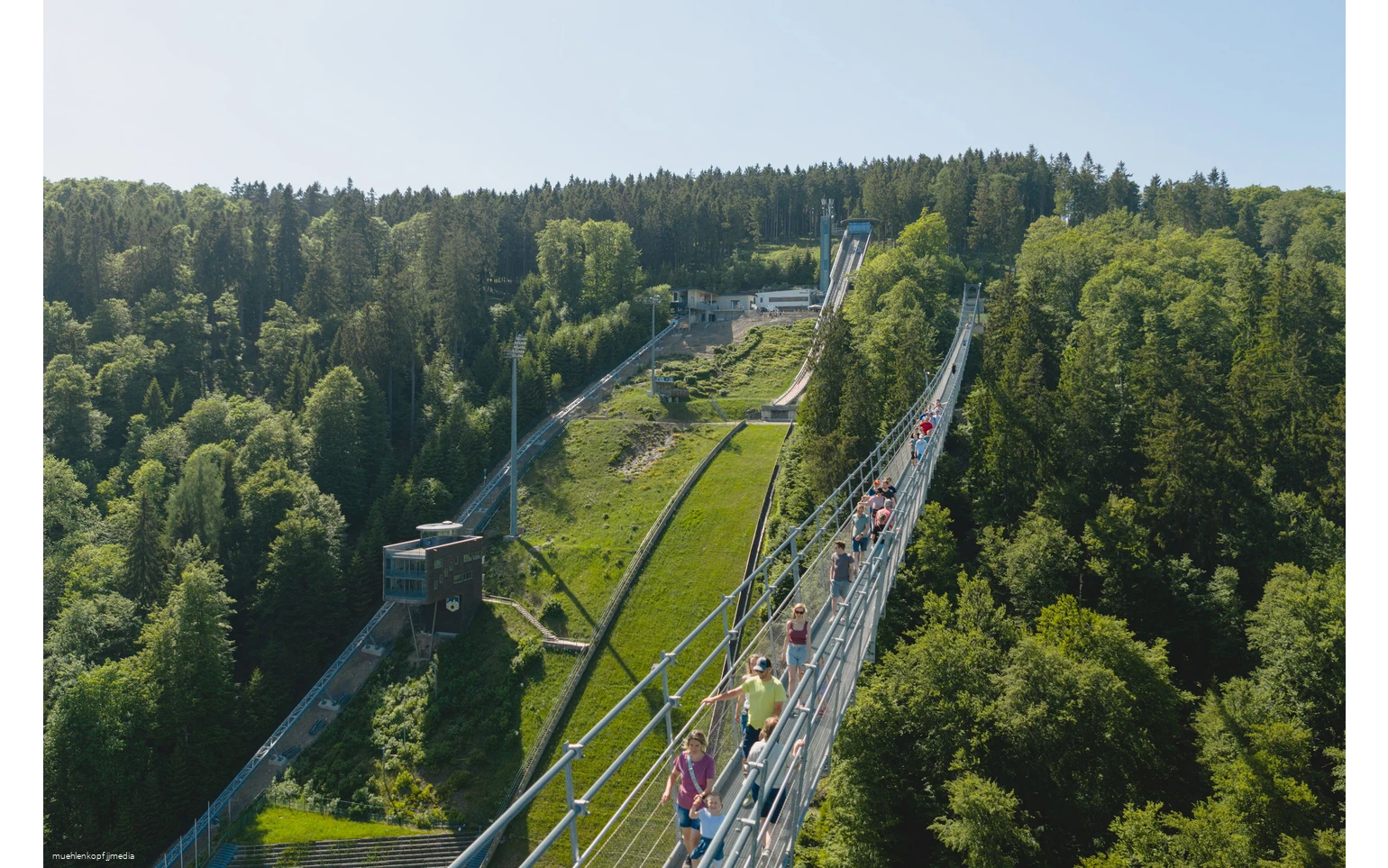 Blick auf Skywalk und Mühlenkopfschanze