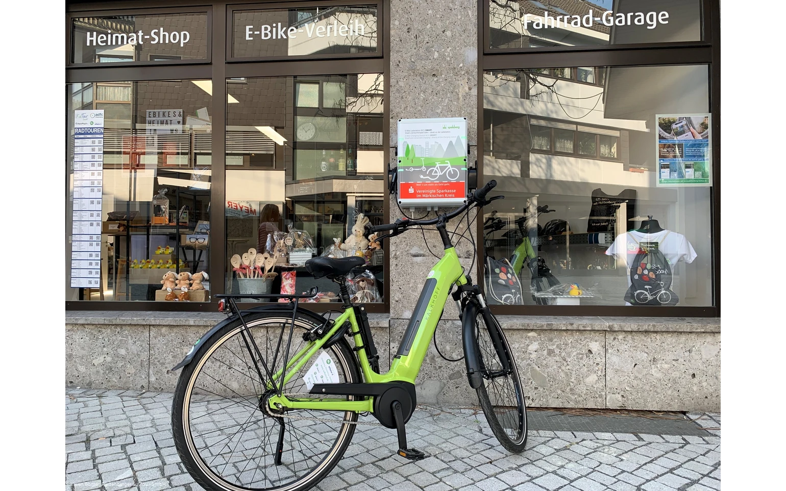 E-Bike Ladestation vor dem Wilhelm 9