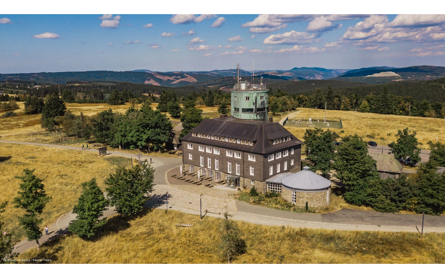 Drohnenaufnahme vom Astenturm mit der Wetterstation in landschaftlicher Umgebung.