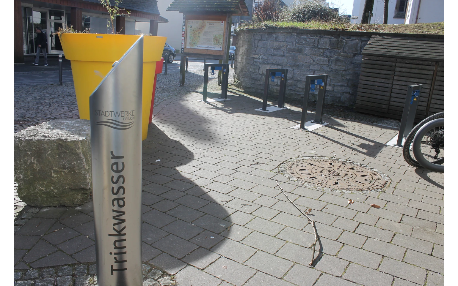 Trinkwasserspender und Ebike-Ladestation.JPG