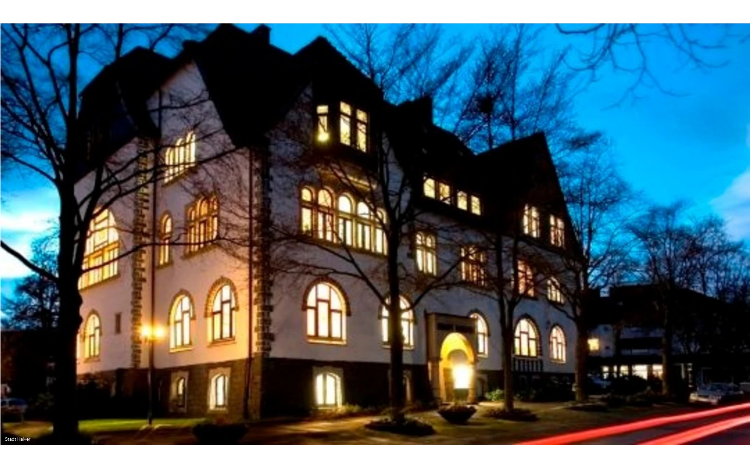 Das Halveraner Rathaus in der Dämmerung