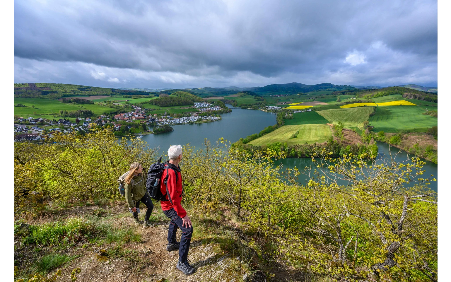 Wandelaars op de Diemelsee