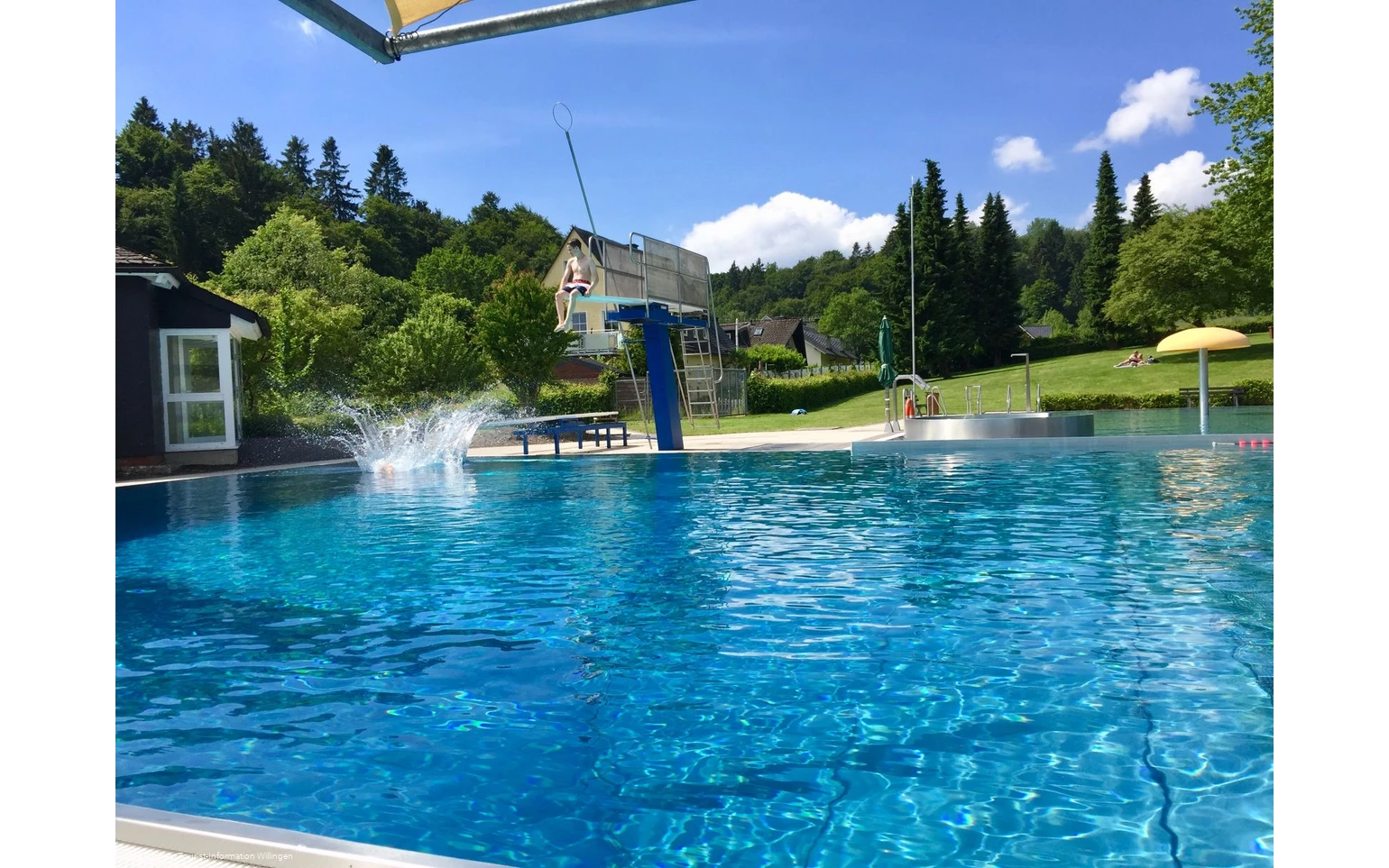 freibad-usseln-mit-sprungturm.jpg