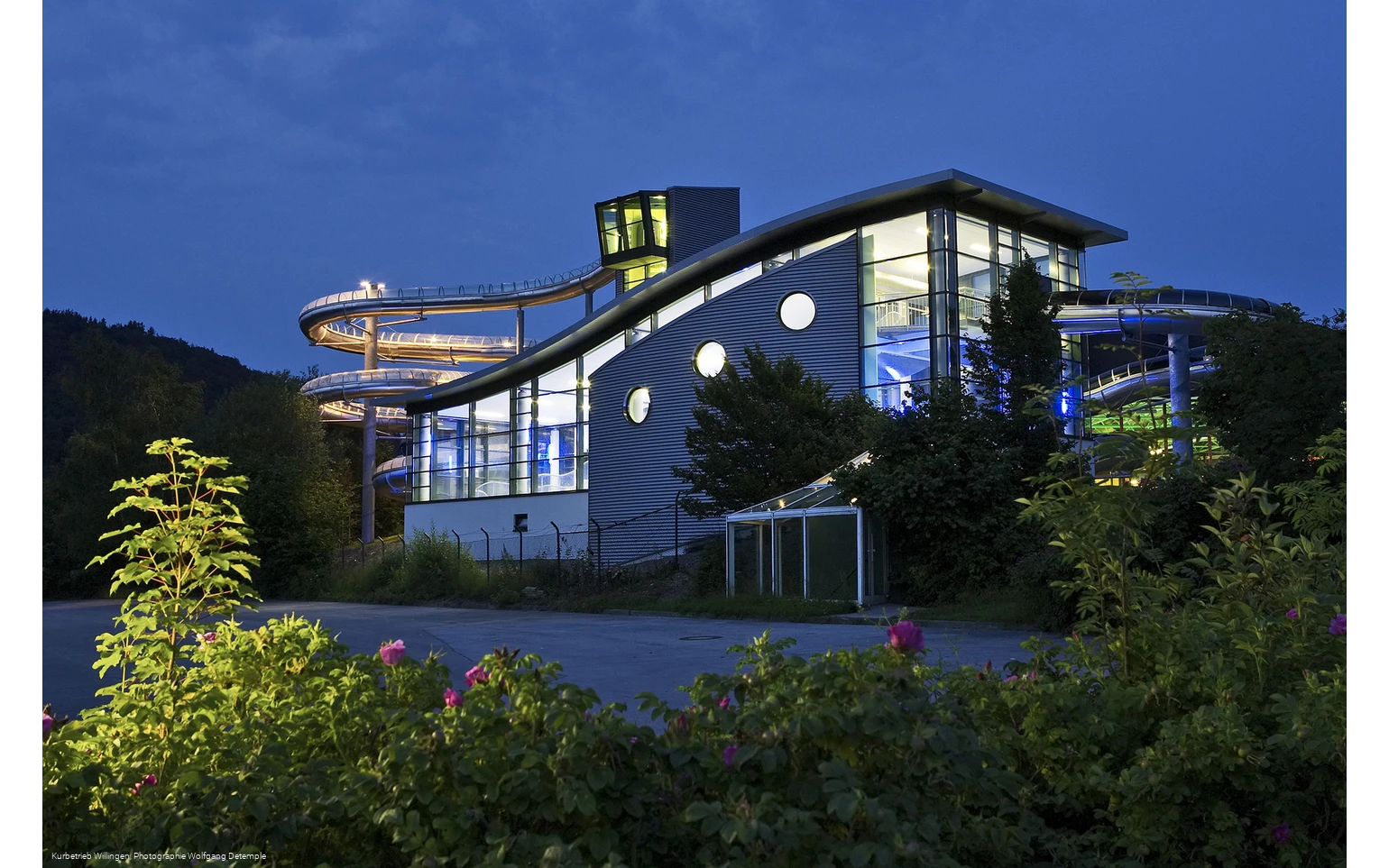 lagunenbad-rutschenturm-abends c) kurbetrieb-willingen.jpg