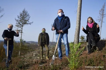 Die Kirchhoff-Gruppe pflanzt Bäume in der Nähe der Standorte ihrer Werke. Im Bild v.l.: Prof. Thomas Kirchhoff, Stadtförsterin Julia Borghoff, Wolfgang Kirchhoff und Friederike Kirchhoff.