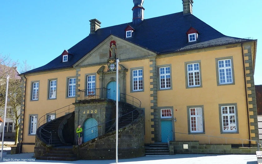 Historisches Rathaus mit Rundbogentreppe