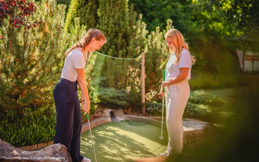 Frauen beim Spiel auf dem Abenteuergolfplatz Willingen