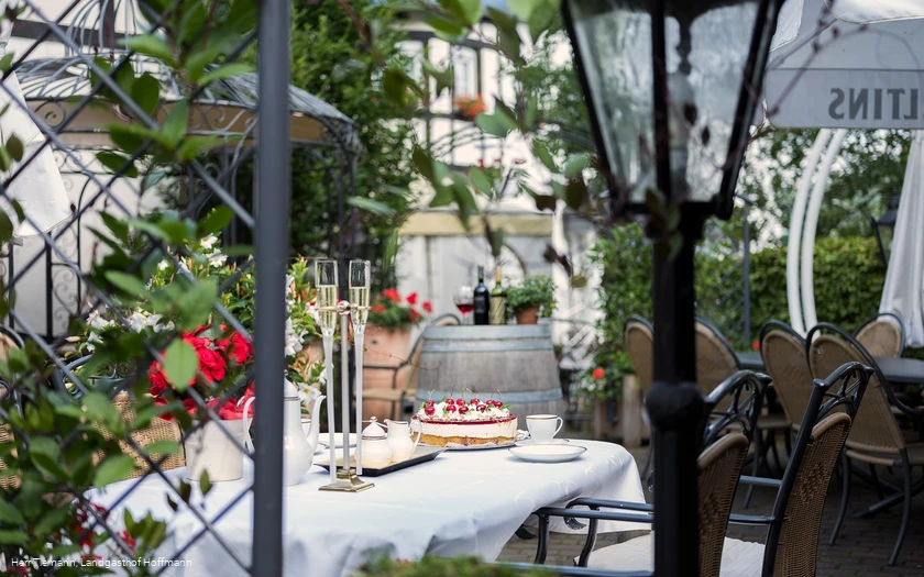 Tisch gedeckt im Biergarten