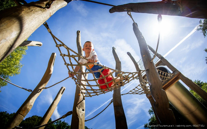 Kind spielt auf einem Spielplatz im Sauerland
