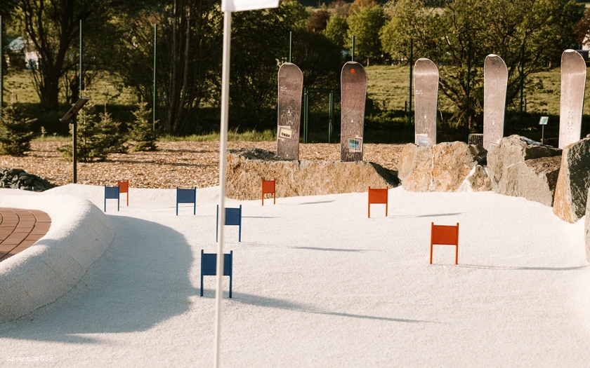 Eine Golfbahn nachgebaut wie eine Skiabfahrtpiste mit Fahnen als Hindernisse.