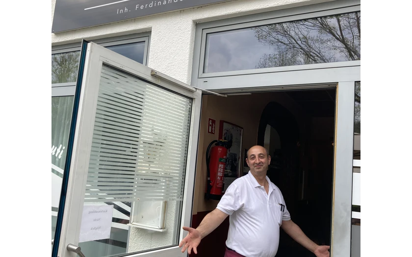 Pizzeria Sizilia mit Eigentürmer.jpg