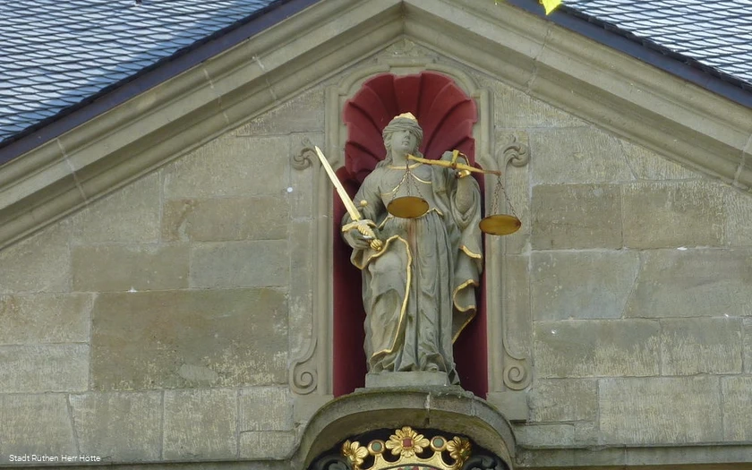 Göttin Justitia Skulptur am Giebel des Rathauses