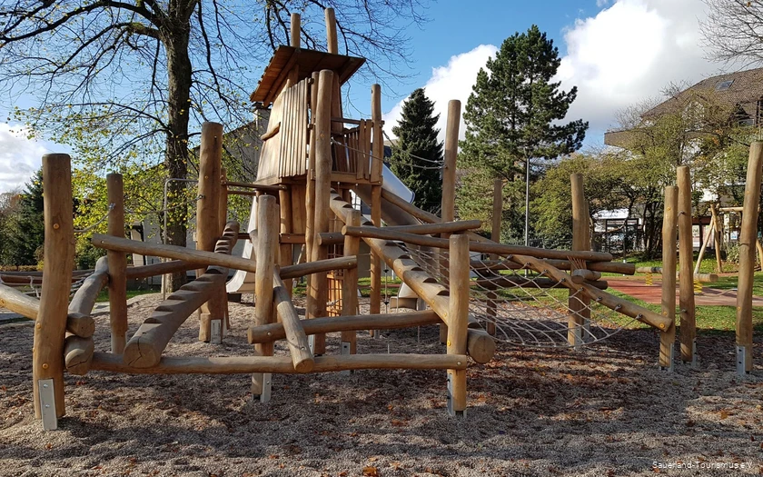 Klettergerüst des Spielplatzes an Villa Wippermann