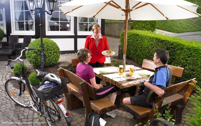 Sitzplatz vor dem Landgasthof Hoffmann