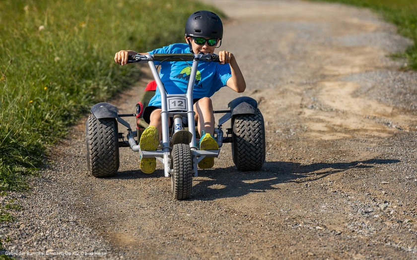 Junge auf Mountaincart am Ritzhagen 