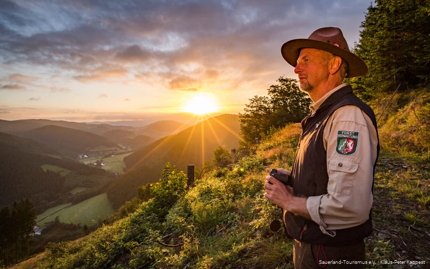 Ranger Ralf Schmidt looks out over the landscape around Saalhausen.