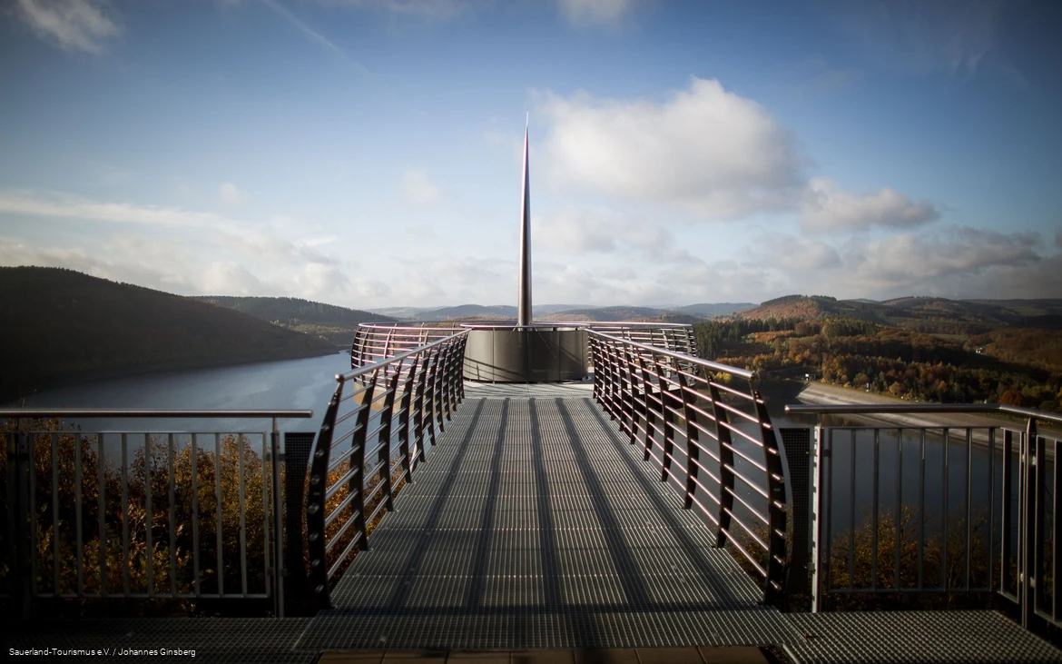 Het Aussichtsplattform Biggeblick aan het Biggesee.