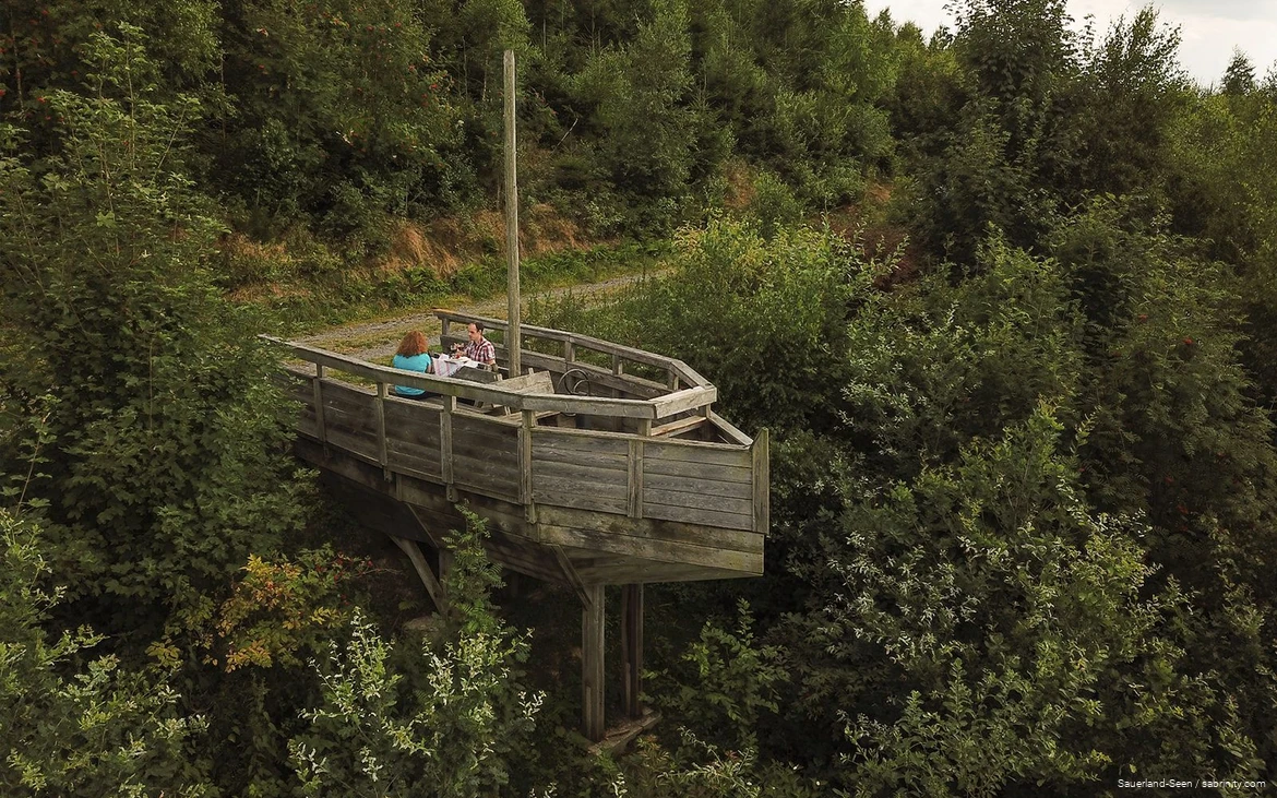 Uitzicht op de ark op het 4,3 kilometer lange SinnePfad bij Hennesee.