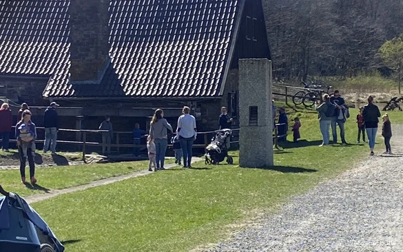 Einige Besucher schlendern über das Gelände der Wendener Hütte.