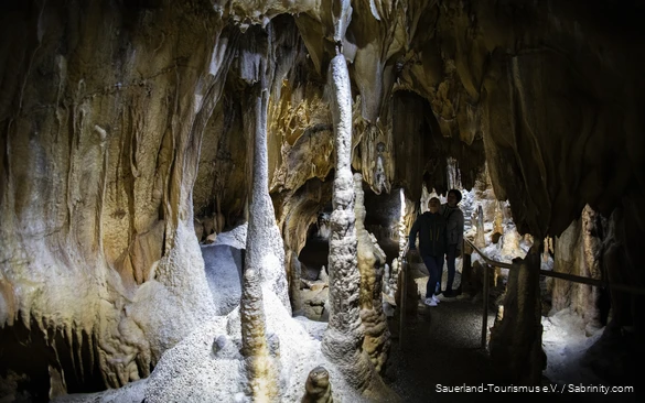 Zwei Frauen stehen in einer Tropfsteinhöhle.