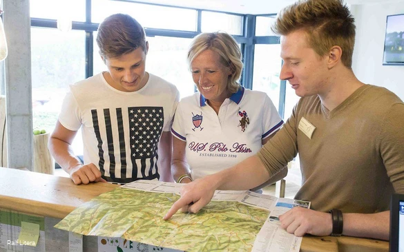 Junior manager Robin Steinberg legt de route uit aan gasten.