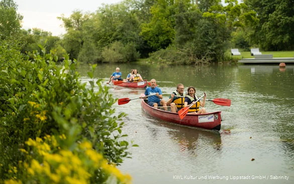 Zwei Kanus auf der Lippe mit jeweils drei Personen in Schwimmwesten und Padel in der Hand.
