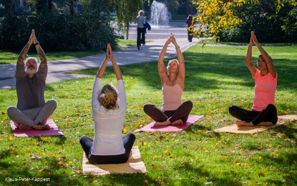 Yoga in het Kurpark Bad Sassendorf Kappe.JPG