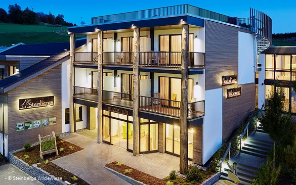 The illuminated Steinbergs NaturHotel