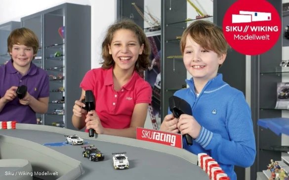 Kinderen spelen in de Siku modelwereld