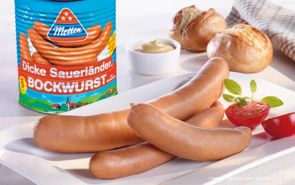 Close-up van de Dicke Sauerland Bockwürste met tin op de achtergrond
