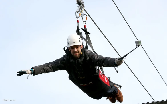 Aangehaakt neemt de Astenkick je met 70 km/u mee de vallei in.