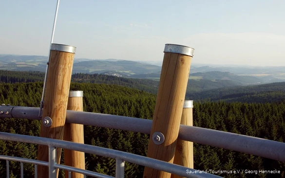 Blick vom Lörmecke-Turm auf der Sauerland-Waldroute.