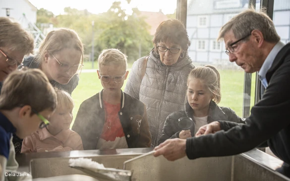 Kookhut Westfalen Salzwelten_10.2022_Delia Jaekel_Salzsieden mit Dieter.JPG