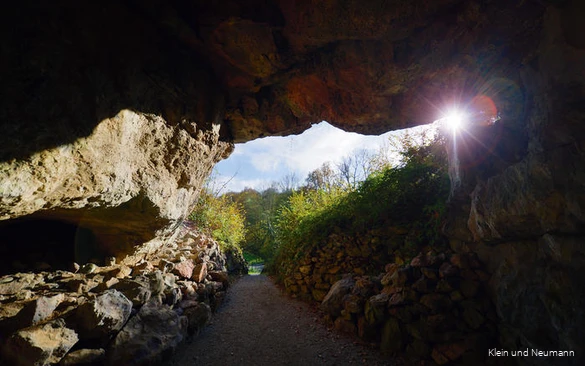 Die Sonne scheint in den Eingang der Reckenhöhle.