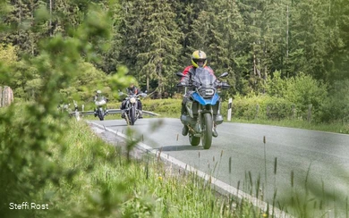 Motorradfahrer unterwegs auf der Landstraße.