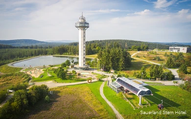 Draufsicht auf Ettelsberg mit dem Hochheideturm und der Gondelstation