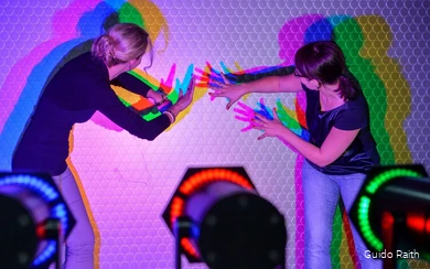Twee vrouwen experimenteren met licht en schaduw.