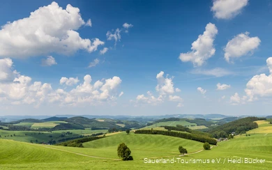 Aussicht über die Sauerländer Landschaft bei Oberhenneborn im Frühling.