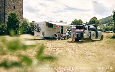 Twee gezinnen kamperen op een kampeerplaats in het Sauerland.