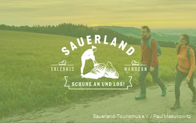 Im Hintergrund wandert ein junges Pärchen bei schöner Abendstimmung. Im Vordergrund der Schriftzug "Sauerland - Schuhe an und los!"