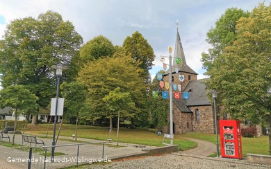 Dorpsplein met kerk Wiblingwerde voor Sauerland