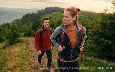 Een stel op de langeafstandswandelroute Rothaarsteig.
