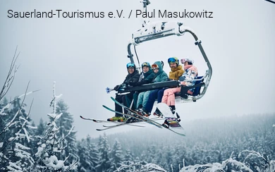 Een vrolijke groep wintersporters zit in de stoeltjeslift.