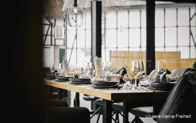 Großer gedeckter Tisch in der Eventlocation Kleine Freiheit