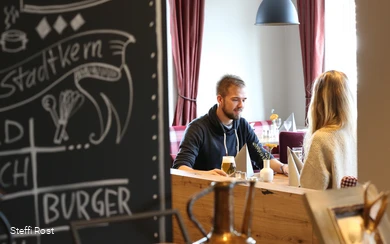 Gäste genießen ihre Speisen im Hotel Hessenhof in Winterberg.