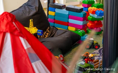 Einblick in die Spieleecke auf der EMS Hennesee mit Bausteinen, Fahrzeugen, Sitzsäcken und vielem mehr.