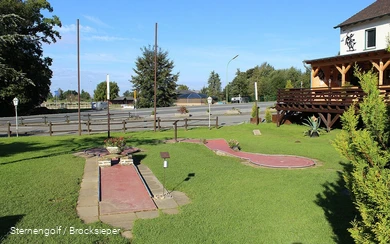 Minigolfanlage mit Blick auf die Karlshöhe