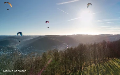 Gleitschirme über dem Lennetal